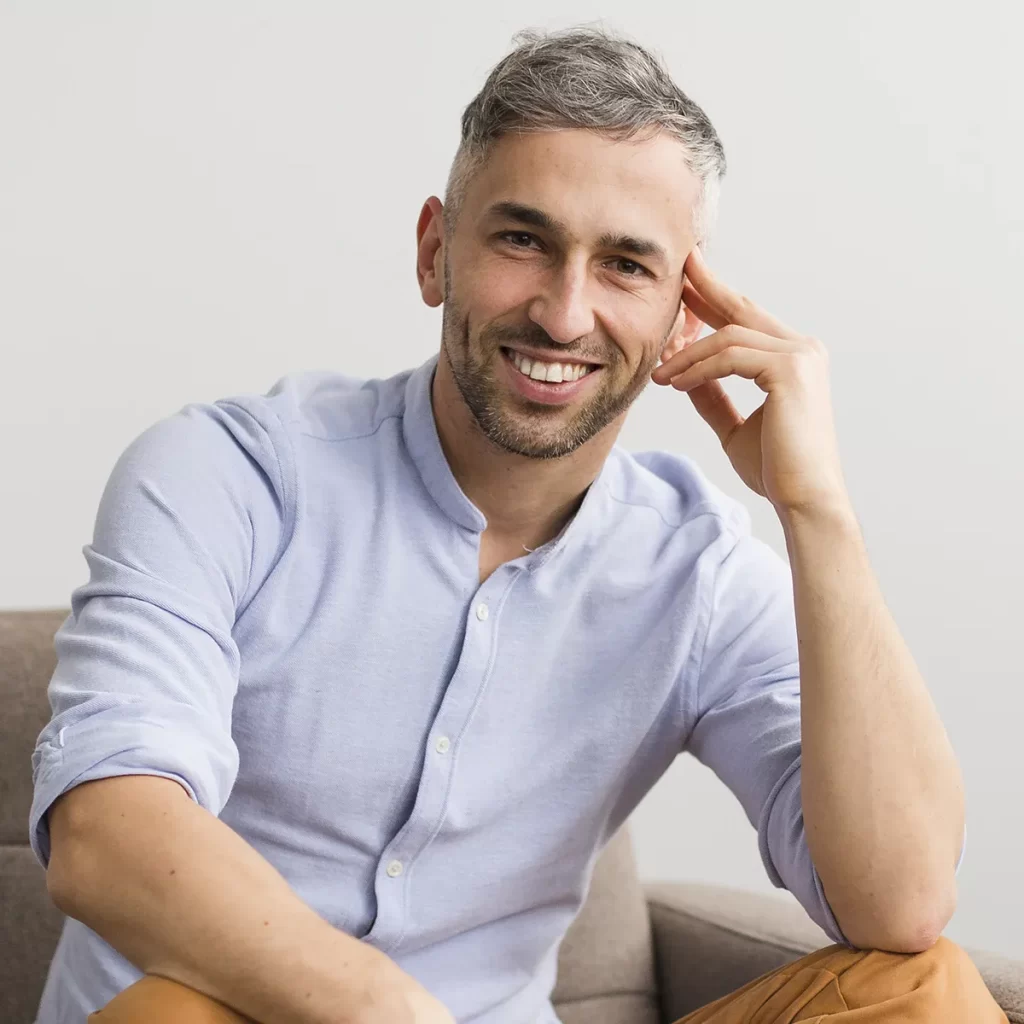 hombre-de-camisa-azul-sentado-en-una-silla-y-sonrisas
