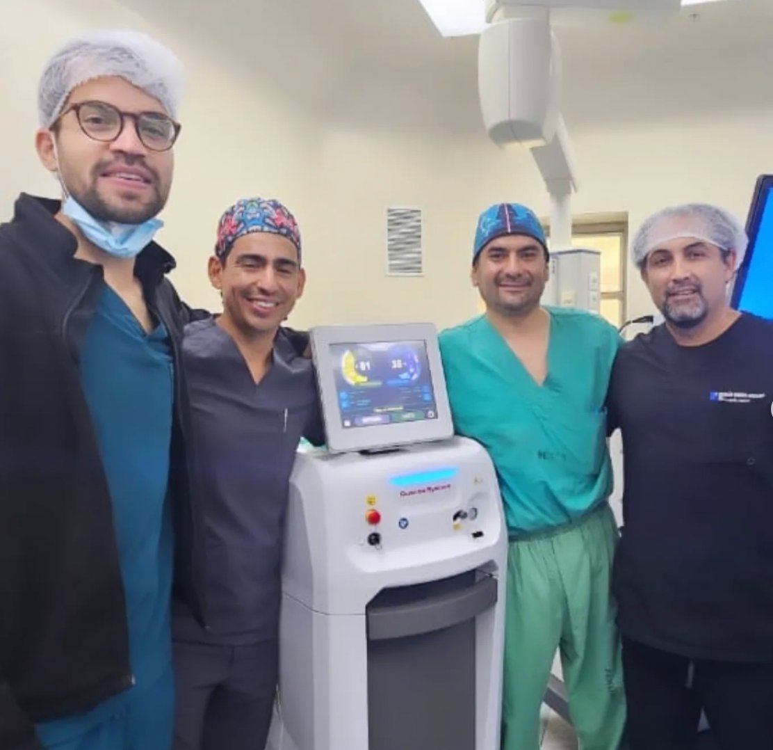 Médicos en formación con láser Quanta System