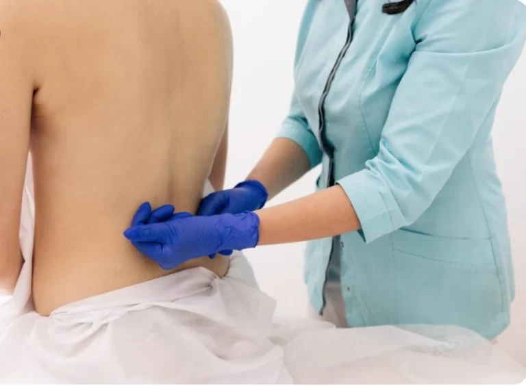 Punción lumbar para anestesia espinal realizada por un profesional