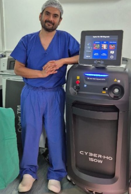 Dr. Eduardo Reyes Sánchez con el equipo Cyber Ho 150W de Quanta System
