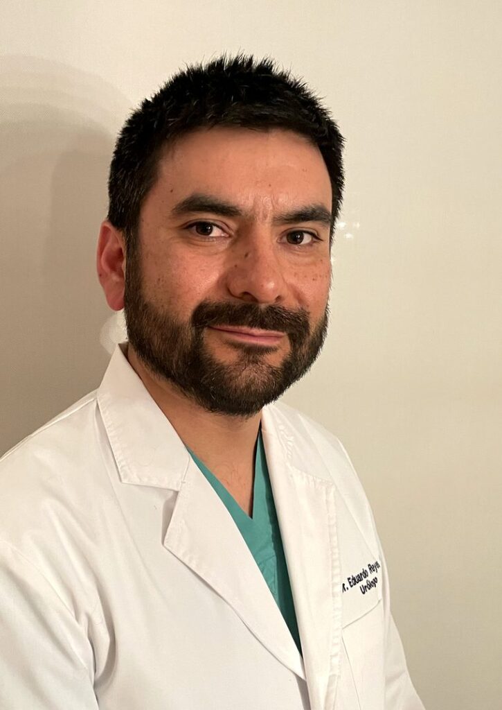 Dr. Eduardo Reyes Sánchez, urólogo especialista en HoLEP en Santiago